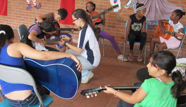 Gabrielle, volontaire internationale en Colombie avec enfants
