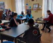 Illustration : salle de classe à JRS Grèce avec des enfants et un professeur