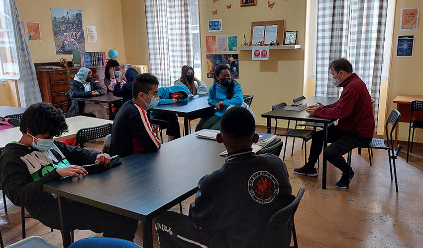 Illustration : salle de classe à JRS Grèce avec des enfants et un professeur